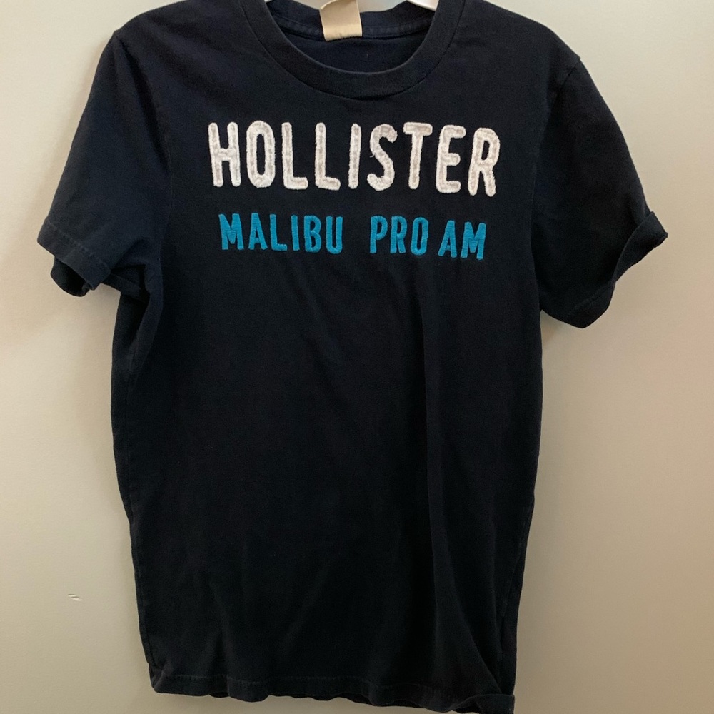 Men’s small Hollister tee
